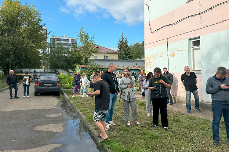    Пожар собрал вокруг себя всех местных жителей