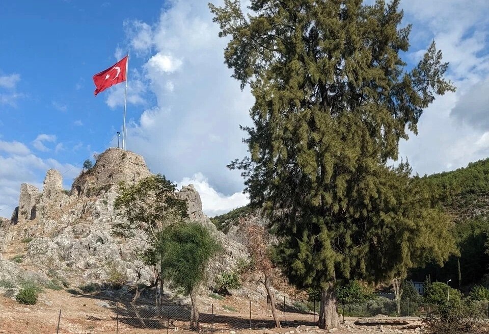 Достопримечательность находится рядом с гробницей Аминтаса, поэтому вы можете совместить посещение ликийских усыпальниц и южного холма. Фото: Ри / Яндекс Карты