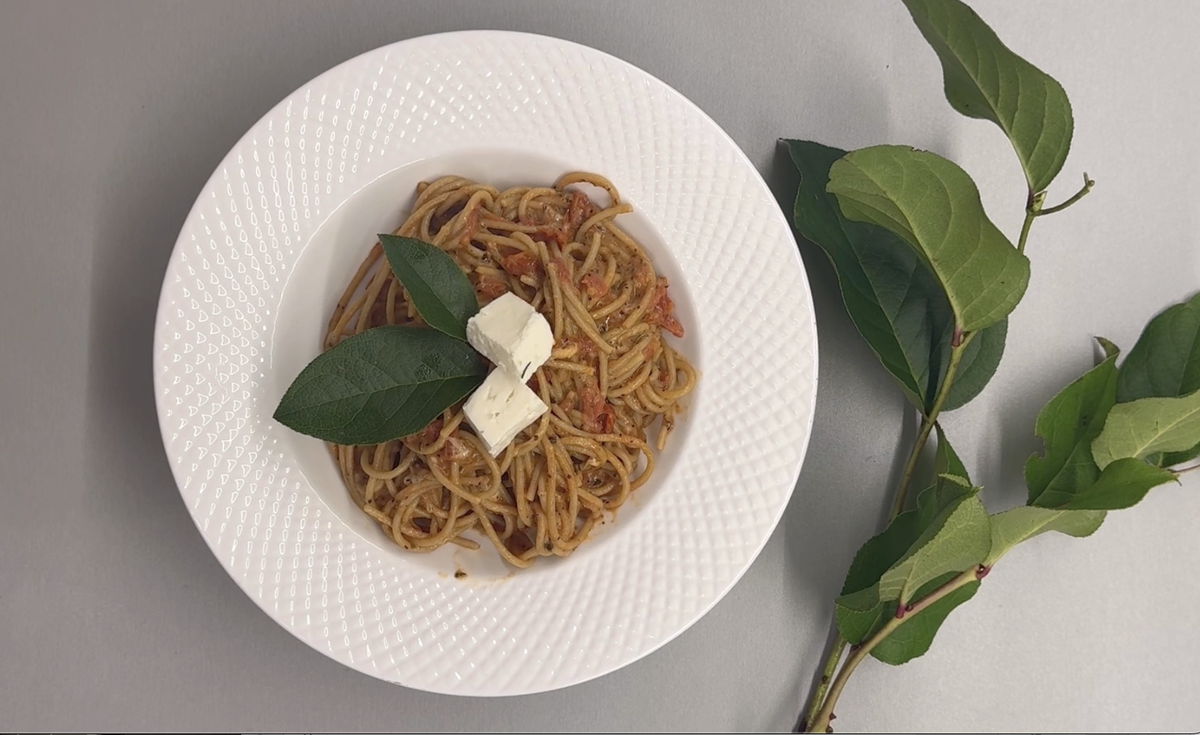 Паста Неаполитано с консервирвоанными помидорчиками