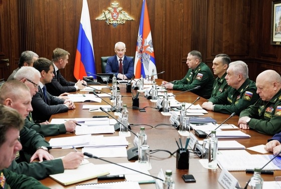    Министр обороны РФ Андрей Белоусов (в центре) проводит совещание по обеспечению безопасности приграничных регионов