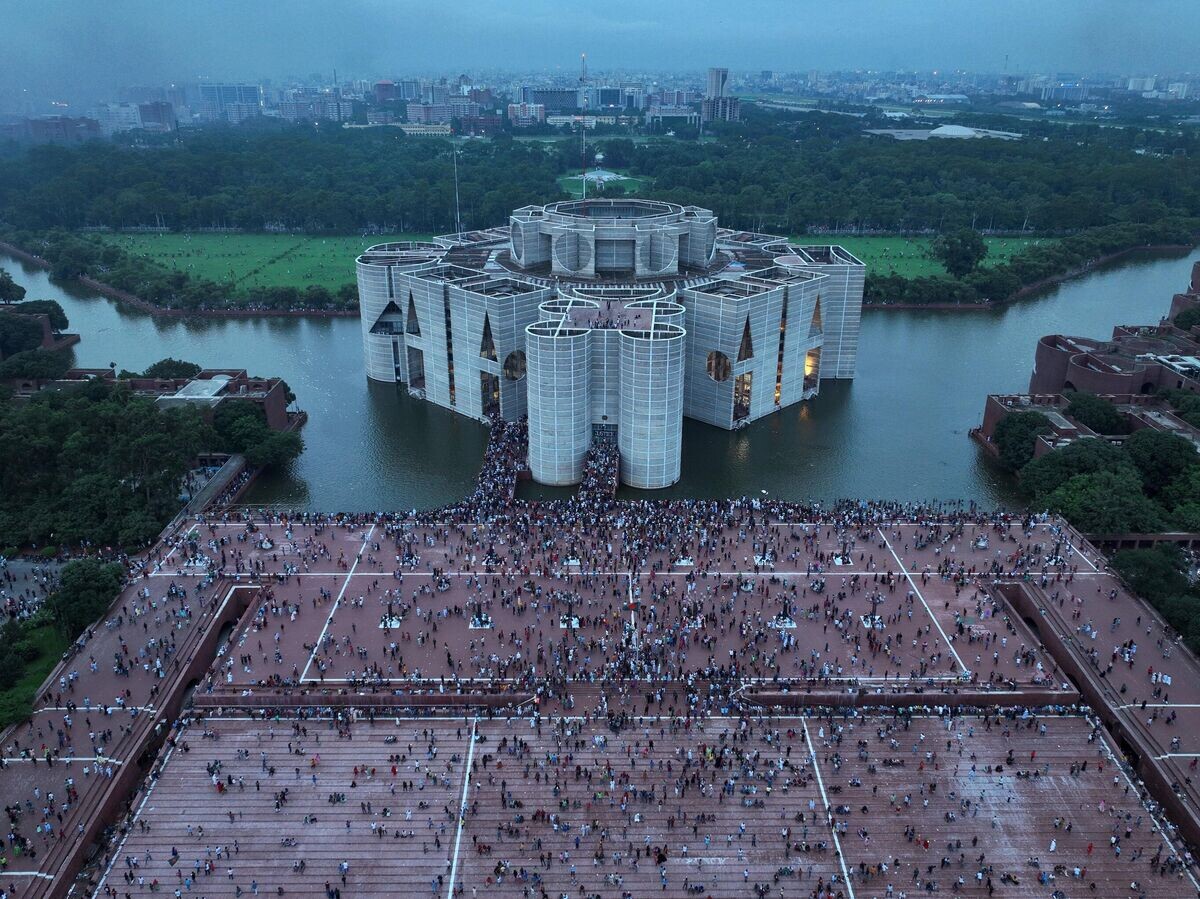    Протестующие у здания парламента Бангладеш в Дакке© AP Photo / Fatima Tuj Johora