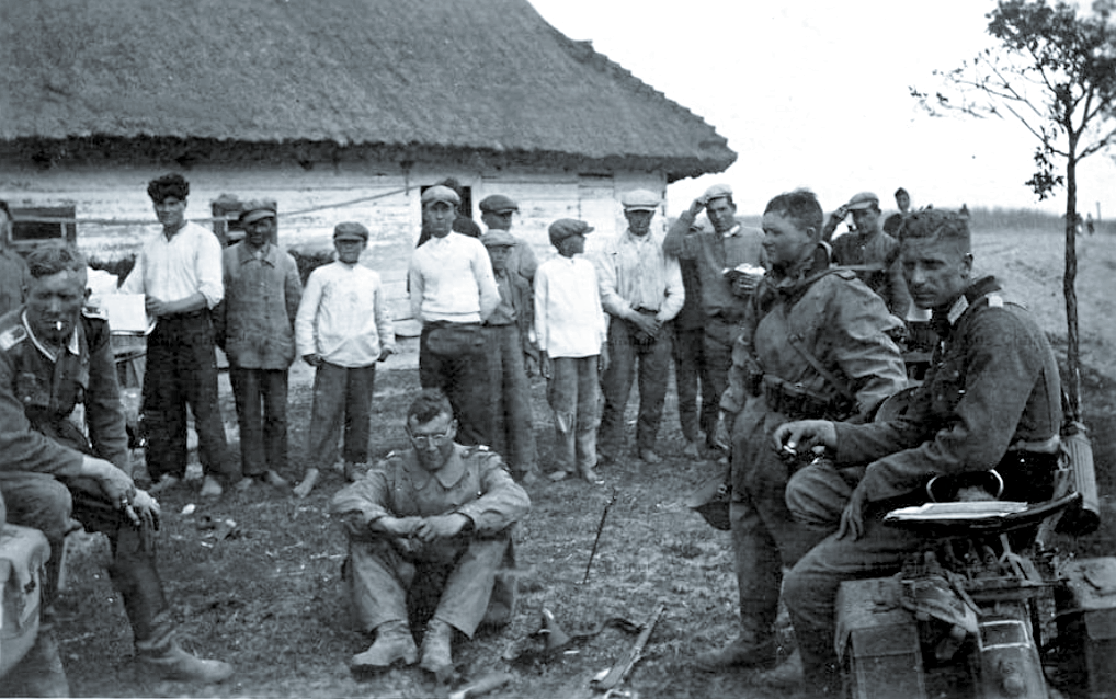 Немцы в украинской деревне, 1942 г.