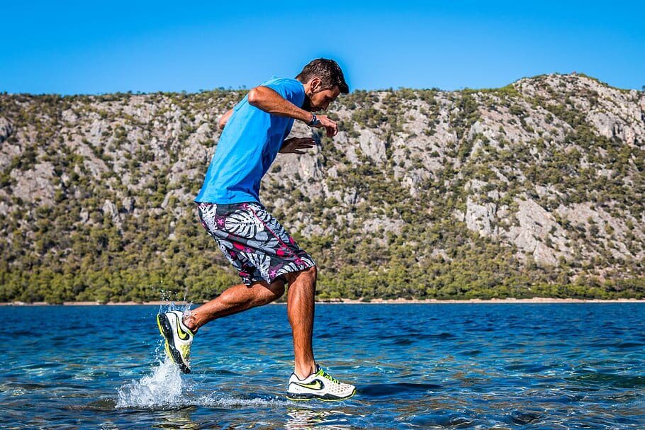 Прогулка по водной глади: к чему снится ходить по воде?