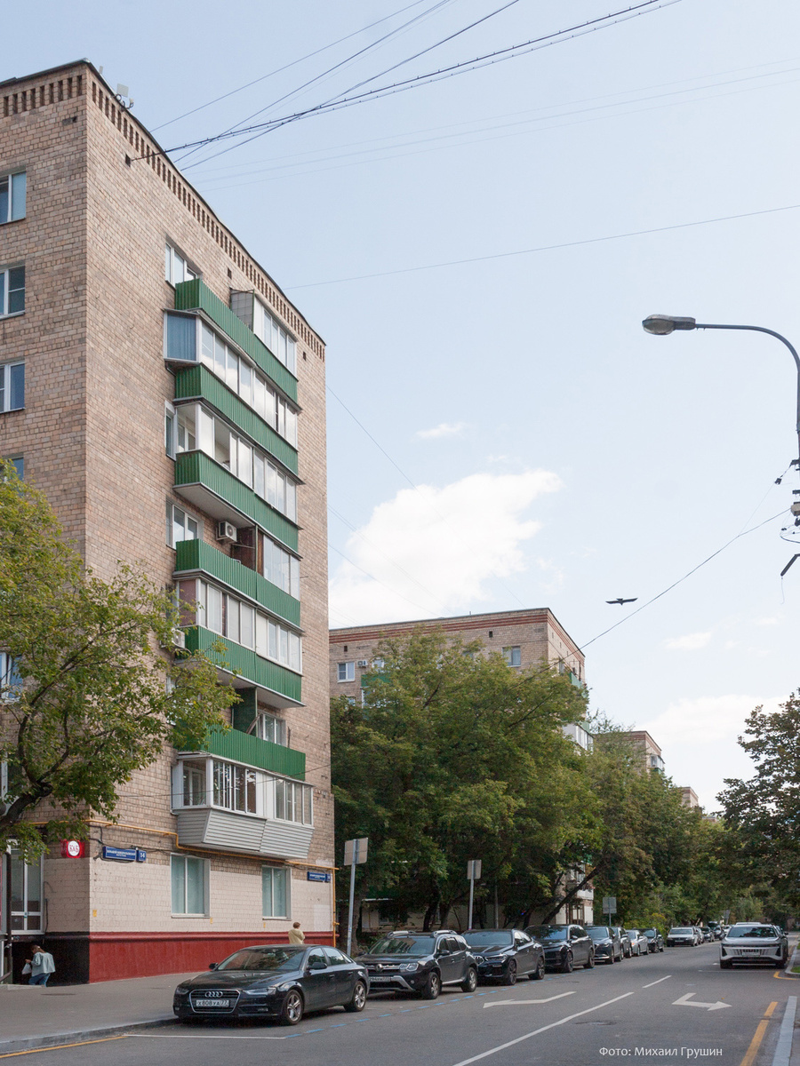 Дома №№ 14с1, 12с1, 10с1 и 8с1 по Большому Кондратьевскому переулку. 15 августа 2024 года. Фото: Михаил Грушин