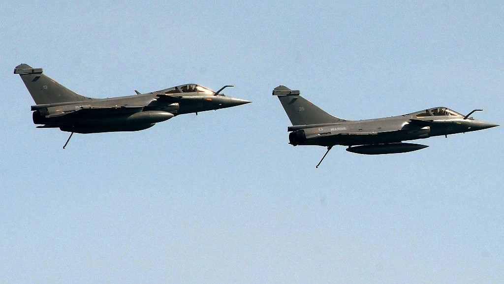 Два французских истребителя Rafale совершают полет во время международных военных учений с индийскими ВМС 11 мая 2017 года у берегов Бреста, западная Франция. (AFP/Fred Tanneau) 