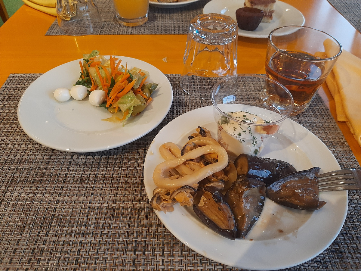 кальмары, мидии и баклажаны. В пластиковом стаканчике - креветка в майонеще. Зачем столько майонеза - осталось для меня загадкой. С салатом промахнулась - оказалось что-то маринованное