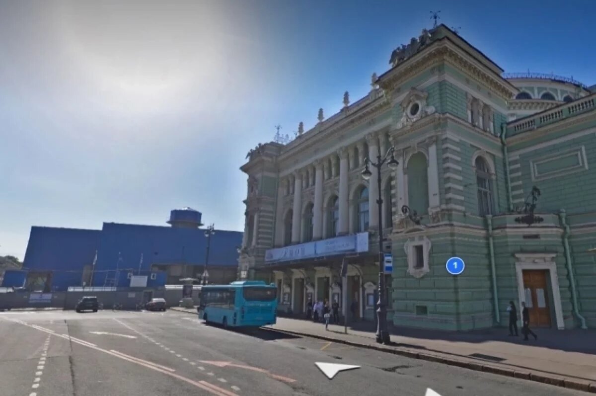    В Петербурге до середины осени закроют движение на Театральной площади