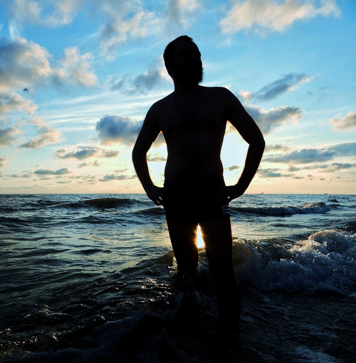 Мужчина в Черном море. Грузия