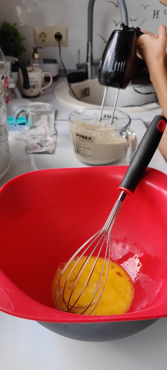 Семейный подряд) Лёша мороженое взбивает, а я тесто на печенья замешиваю 