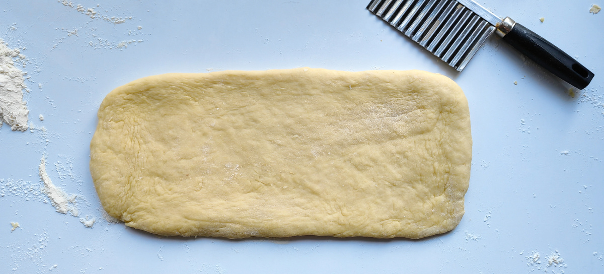 Я руками выравнивала края, чтобы печенья ровные получились 