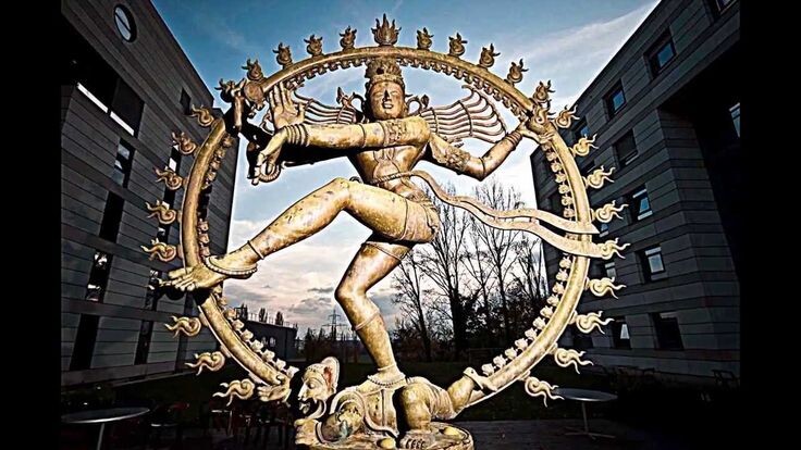 Статуя Шивы находится во дворе Большого адронного коллайдера.