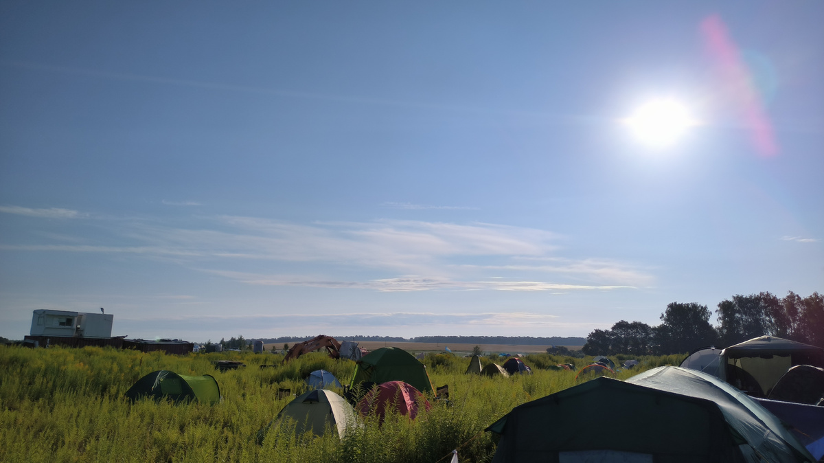 Вон сколько палаток появилось за нашими :)