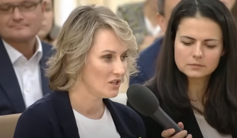 ТАТУЛОВА* СТАЛА ИЗВЕСТНОЙ ПОСЛЕ ТОГО, КАК ПОЖАЛОВАЛАСЬ НА ВСТРЕЧЕ ПРЕДПРИНИМАТЕЛЕЙ С ПУТИНЫМ НА ТЯЖЁЛОЕ БРЕМЯ БИЗНЕСМЕНОВ. СКРИН С ВИДЕО НА "ТНВ"