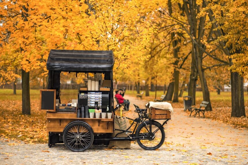 Кофейня на колесах может быть абсолютно разной, начиная от подобных маленьких решений и заканчивая большими фуд-траками!