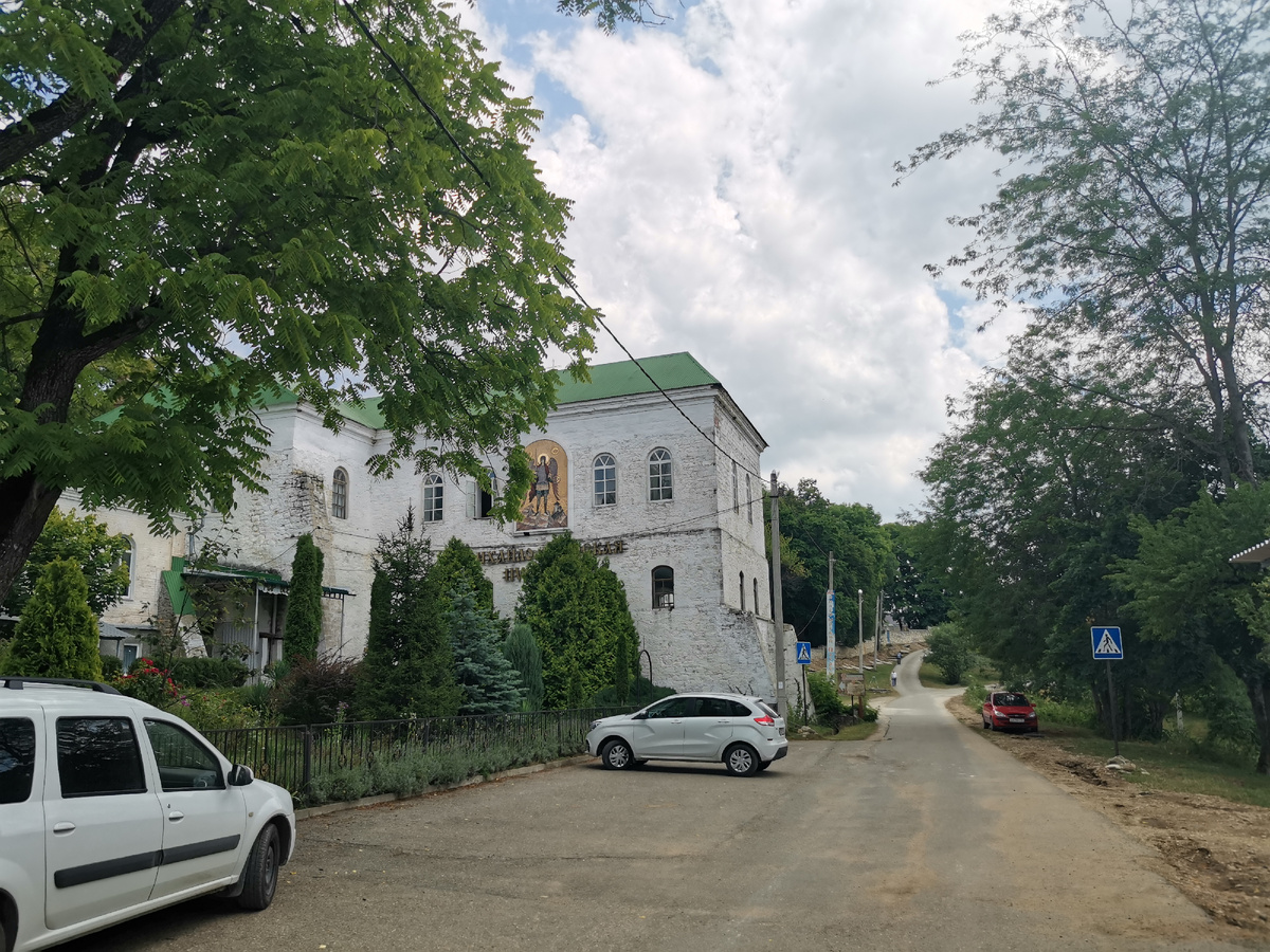 Вход в монастырь. Фото автора.