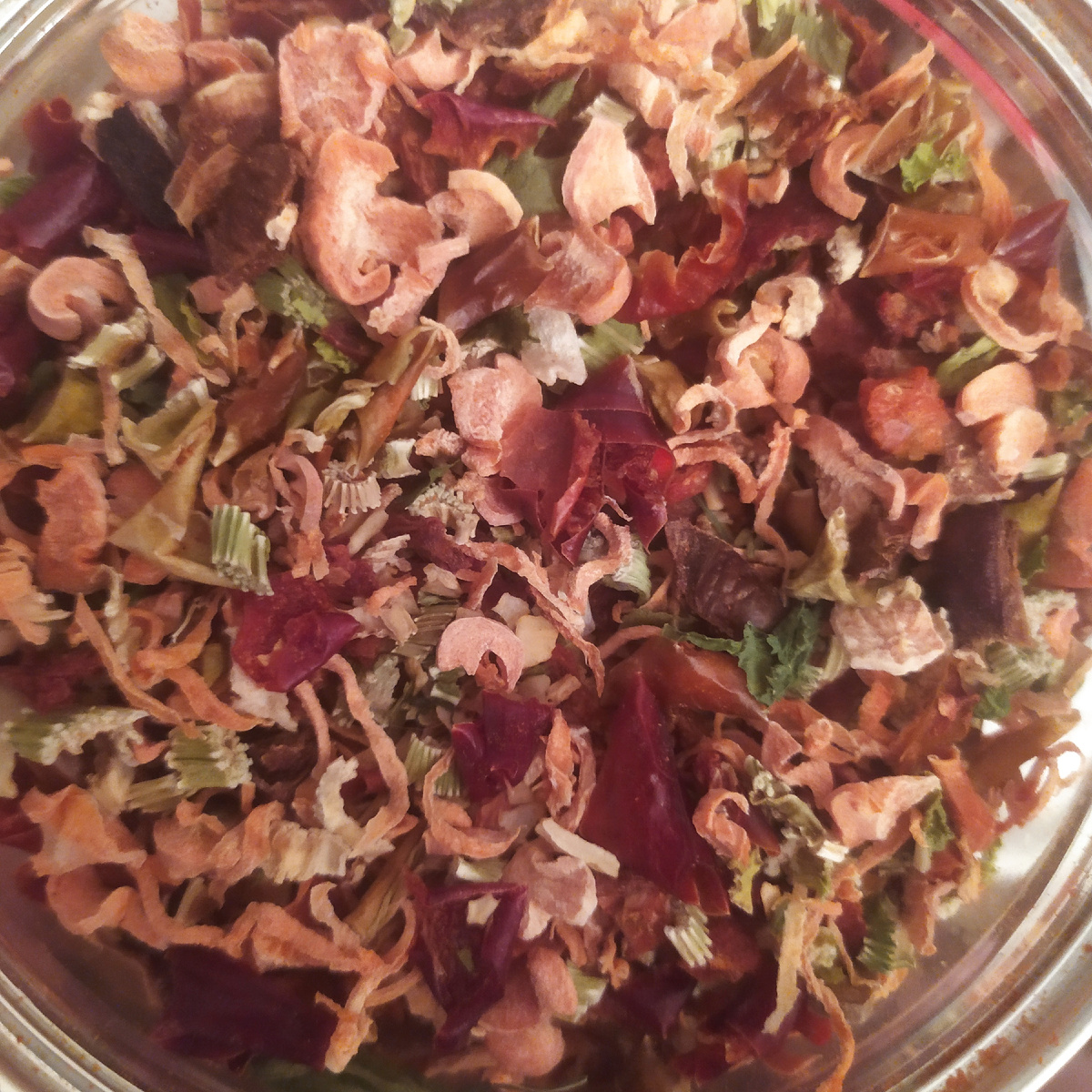 Вот такая красивая разноцветная смесь сушёных овощей-засыпок в суп получилась. Очень ароматная как в сушёном виде, так и в супчике. Главное, мне удалось приблизить вкус-аромат готового супа к тем, советским супам из пачек! Прям, летний аромат беззаботного детства где-то на морском берегу или в походе в горы наполнил мою кухню... 