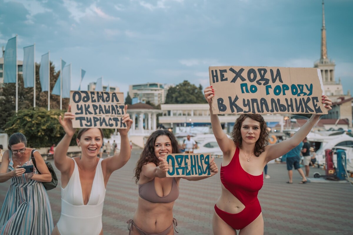 бравые активисты)