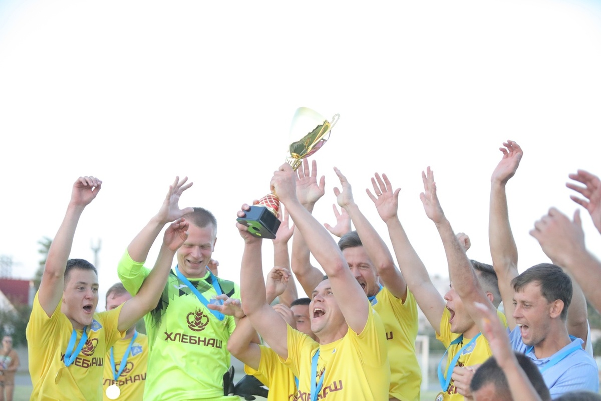 Игроки "Ахтубы" празднуют победу в кубке! Фото: https://vk.com/volgafootball