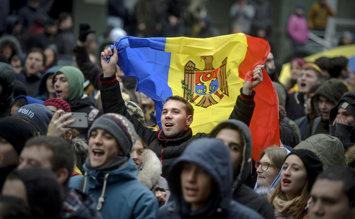     Участники акции протеста оппозиции в Кишинёве / AP / Andreea Alexandru