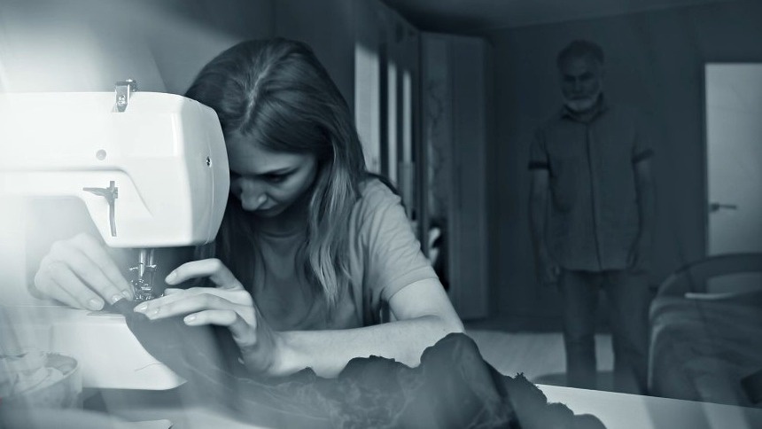 Ни рисовать, ни шить, ни думать - ничего не могу. Он буквально всё пытается контролировать