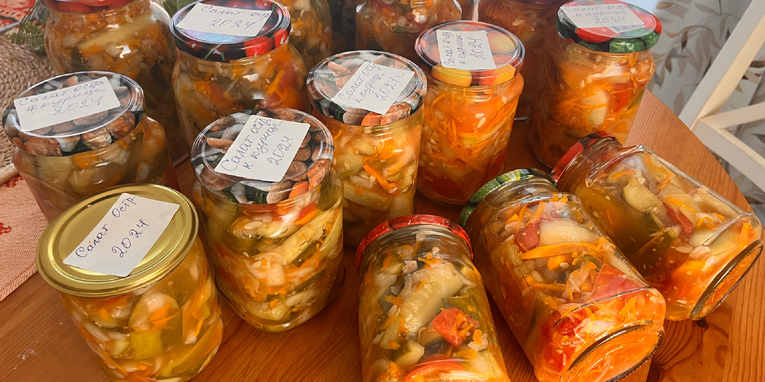 Острый салат на зиму из огурцов. Нашла, наконец-то, куда крупные огурцы применить. Как же вкусно получилось