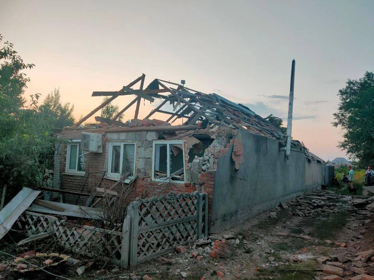    Последствия артиллерийского обстрела со стороны ВСУ в селе Новая Таволжанка Шебекинского городского округа Белгородской области© Фото : Настоящий Гладков/Telegram