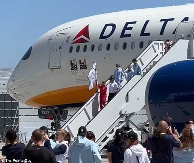 Флаг Олимпийских игр в аэропорту Лос-Анджелеса прибывший бортом Delta A350 в рамках подготовки к играм 2028 года в Лос-Анджелесе