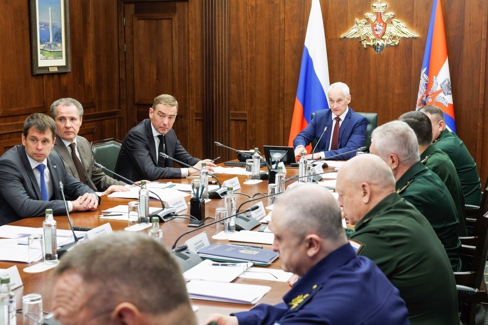    Министр обороны РФ Андрей Белоусов (справа на втором плане) во время совещания по вопросам безопасности приграничных территорий страны в Курской, Брянской и Белгородской областях. Фото: Вадим Савицкий/Министерство обороны РФ
