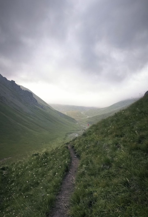 Спуск с Каракайского. Впереди долина, уводящая потом налево на Кыртыкауш.