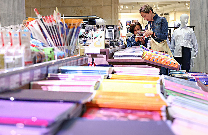    Посетители на традиционной школьной ярмарке в Центральном детском магазине на Лубянке. Артем Геодакян/ТАСС