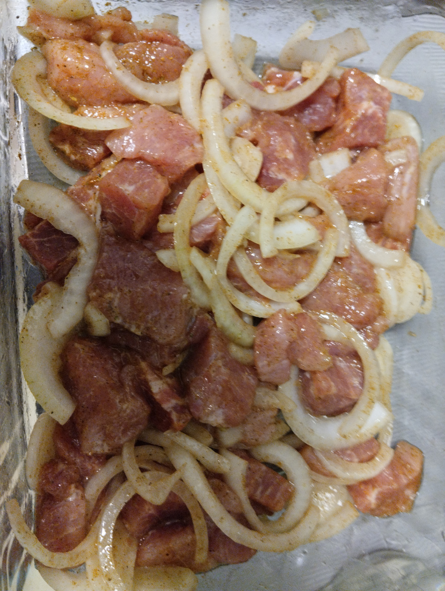 В мясо добавляем соль, перец черный, перец красный, Хмели-сунели по вкусу, лук режим полу-кольцами.