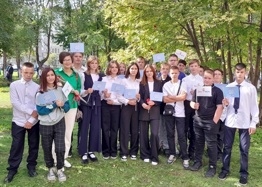   Фото группы Благотворительный фонд «Защити жизнь». 8 "Б" класс, 1 сентября 2023 года.