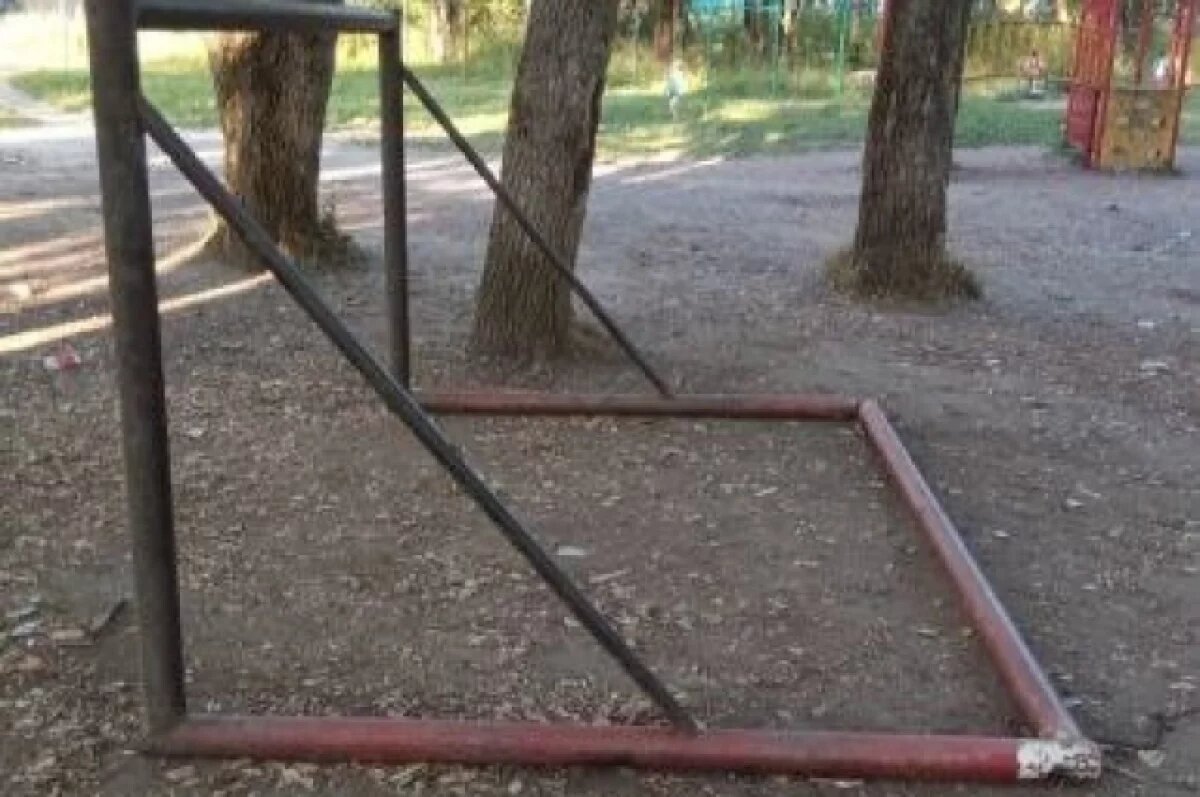    Мальчик погиб, придавленный упавшими воротами