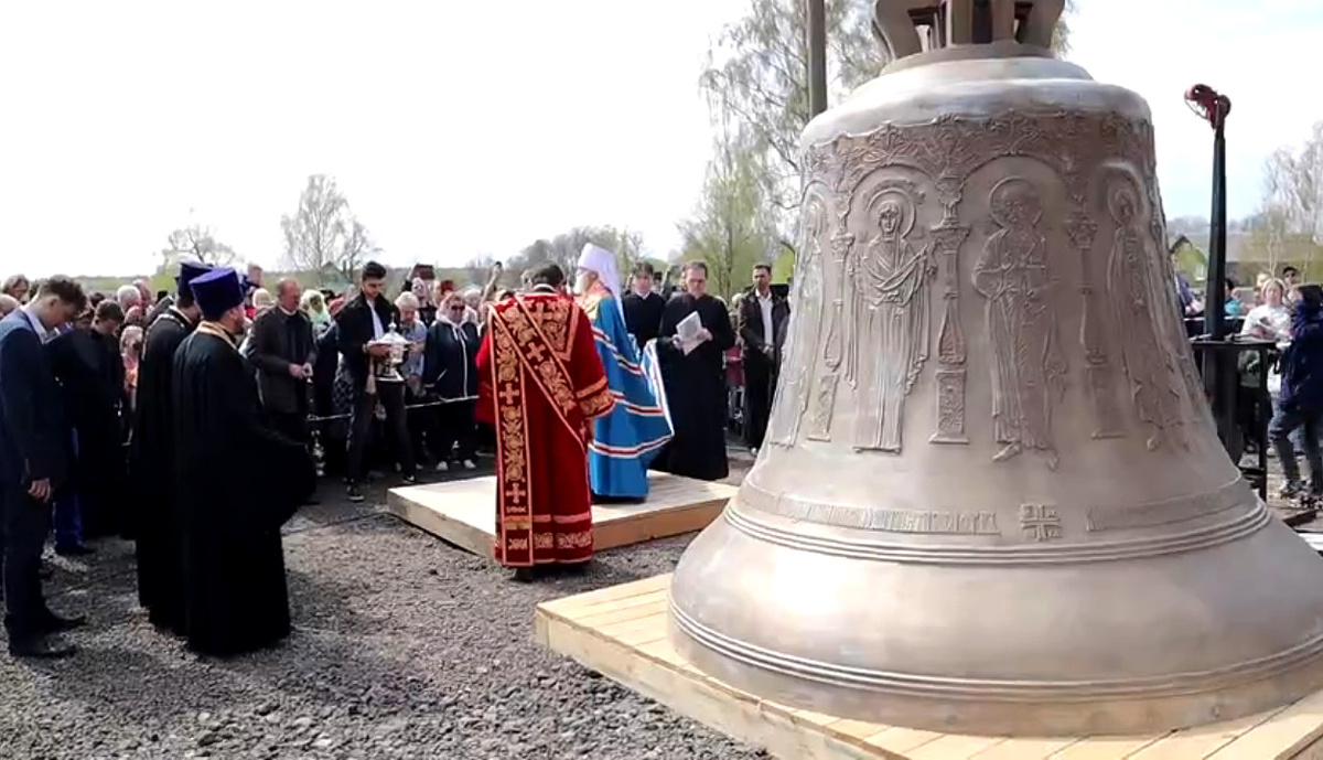 Торжественная церемония поднятия колокола на Троицкий храм подмосковного села Саввино (Егорьевский округ). Храм был заложен в 1875 году и вмещает более 5000 человек. Видео поднятия колокола можно увидеть здесь: https://vk.com/wall-147890816_27006  