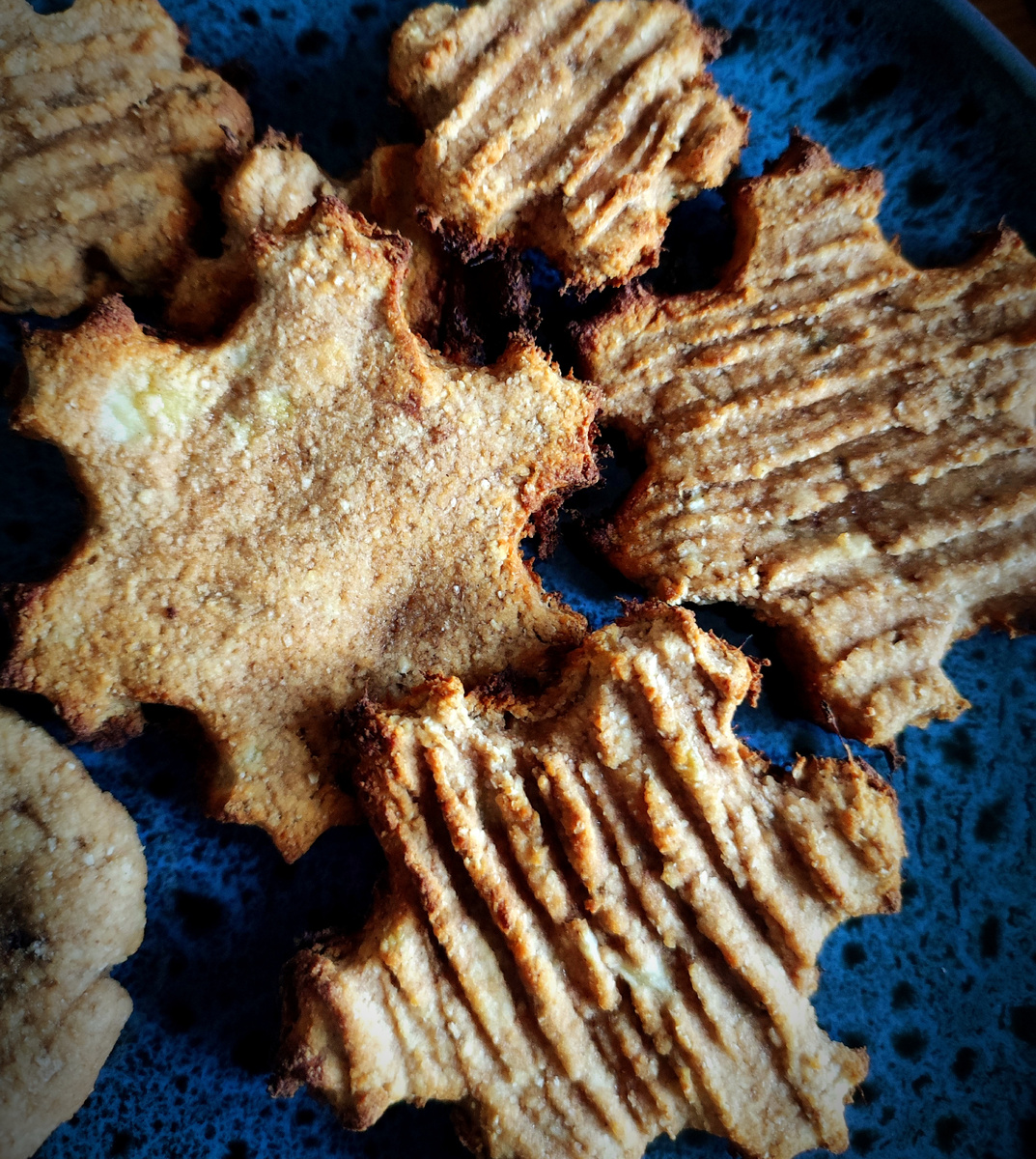 Пекла пп-печеньки. А форма для них только зимняя, поэтому снежинки 🙃