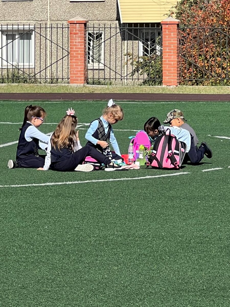 Пикник после уроков на стадионе 