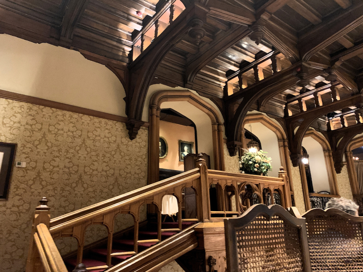 Конечно, у Беннетов лестница не столь пафосная, но похожа