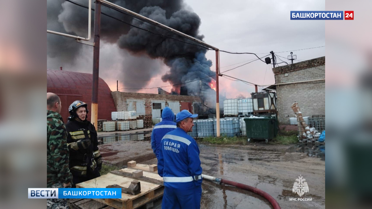    В Башкирии пожарные тушат загоревшийся цех на производственном предприятии