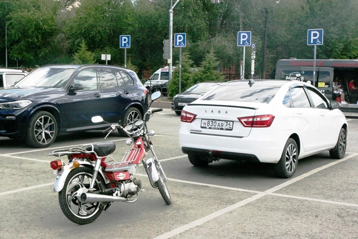    Платят горожане теперь не только за стоянку авто, но также скутеров и электросамокатов.