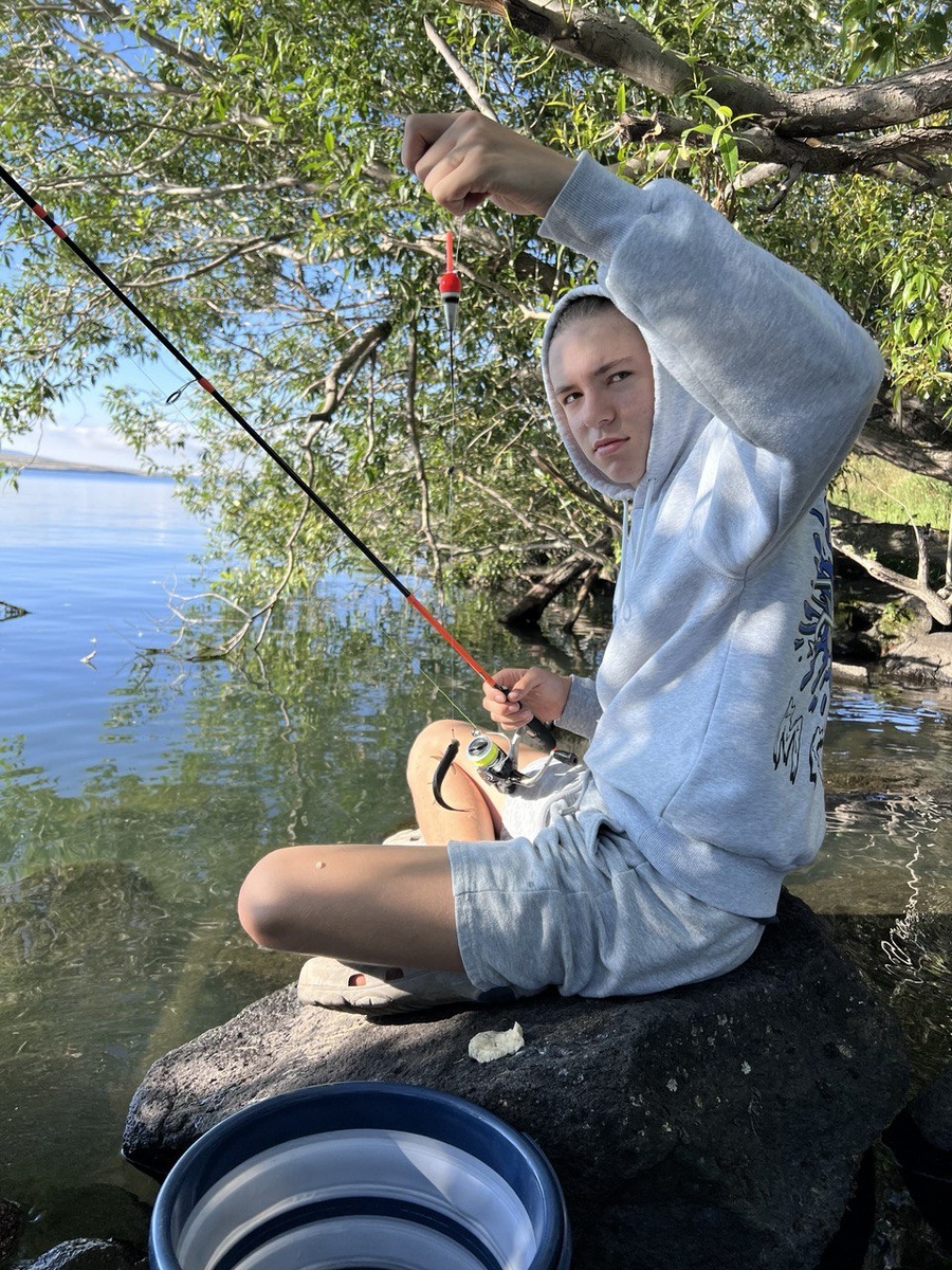 Ну а когда рыба уже на крючке, это ли не счастье! И ничего страшного, что потом ты отпустишь пойманную рыбу обратно в водоём. Главное азарт и наверное осознание того, что ты добытчик, кормилец семьи.