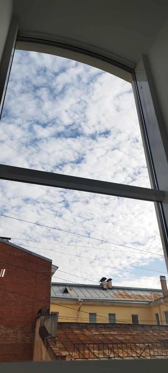 Взгляд из окна на небо Питера... 