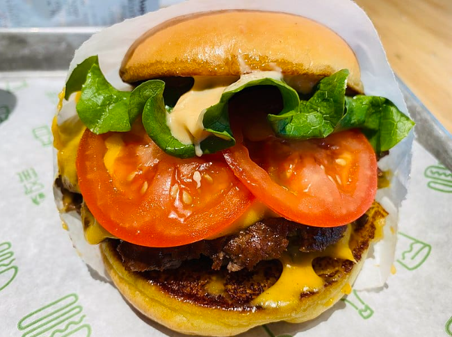 Фотография чизбургера Канесуэ - Wikimedia