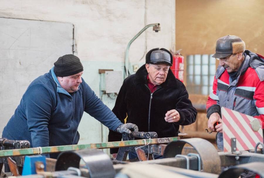 В мастерской. А.В. Штепо в центре