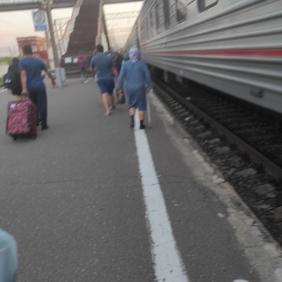 Фото сделано на железнодорожной станции Курск. Люди спешат уехать из прифронтового города.