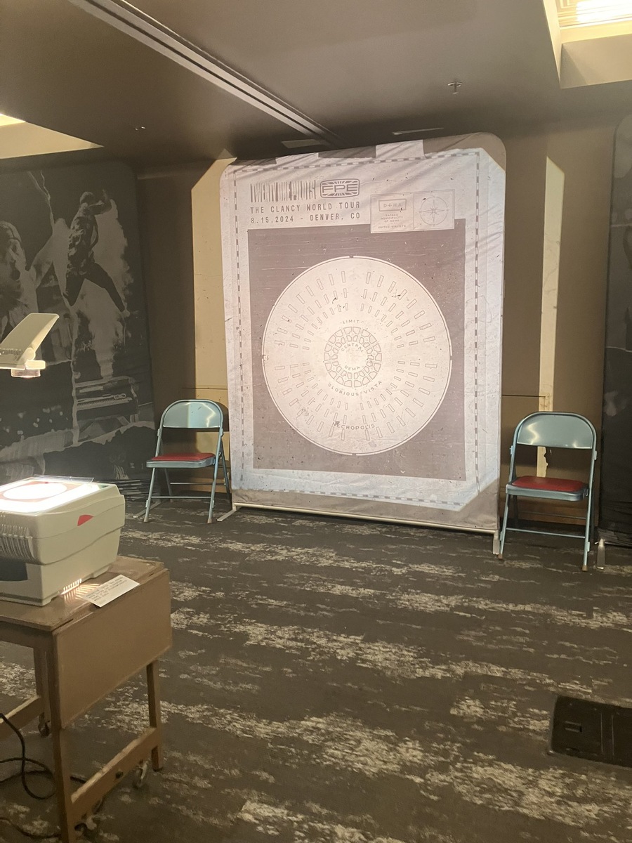 Проектор из клипа на Овер