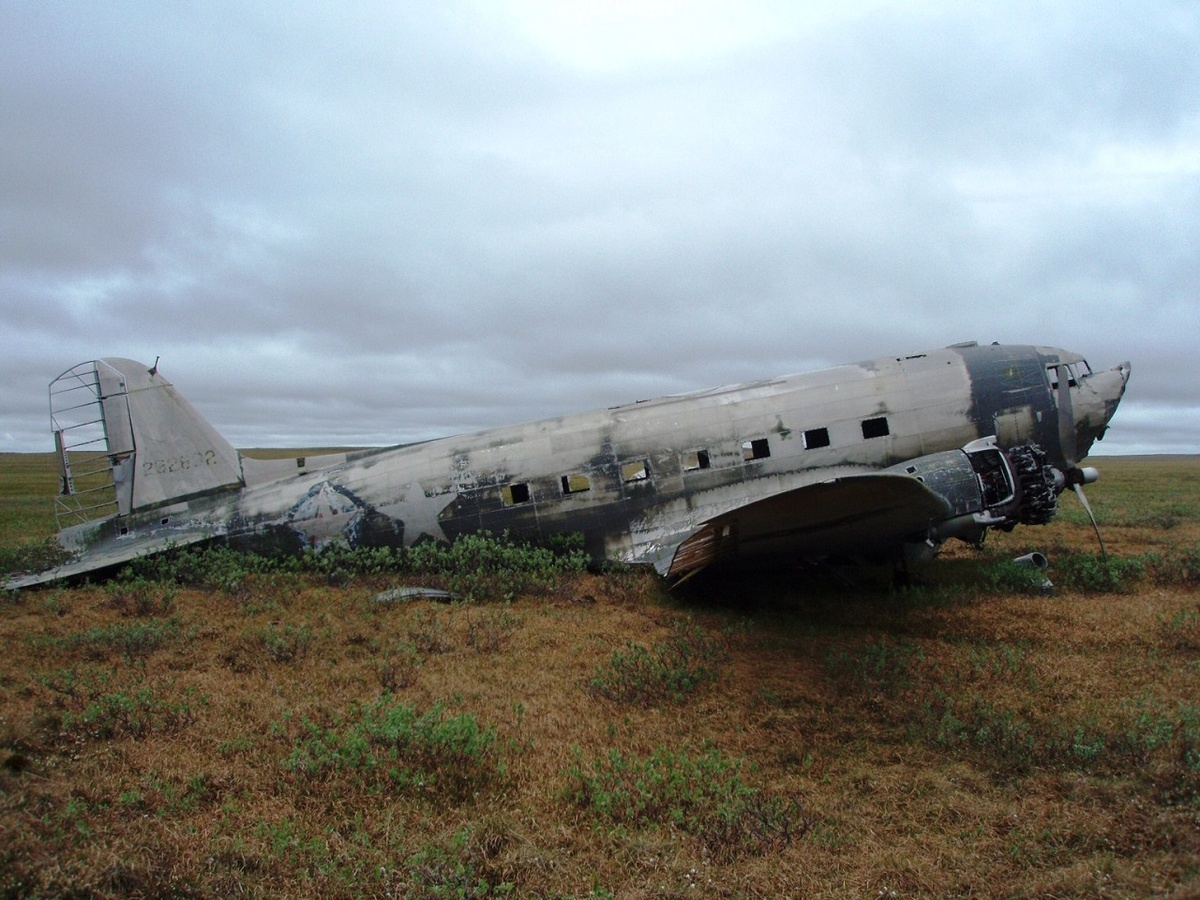     Суровая тундра не пощадила самолет, пролежавший здесь 70 лет