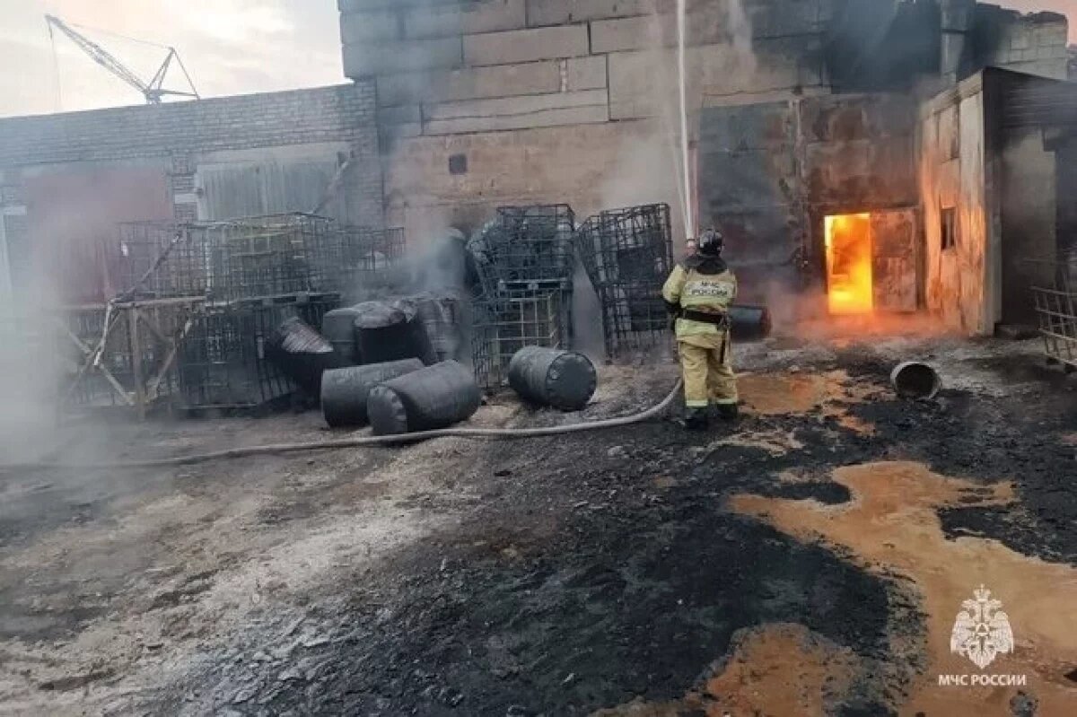    В Башкирии сотрудники МЧС потушили пожар в цехе предприятия «Технохим»