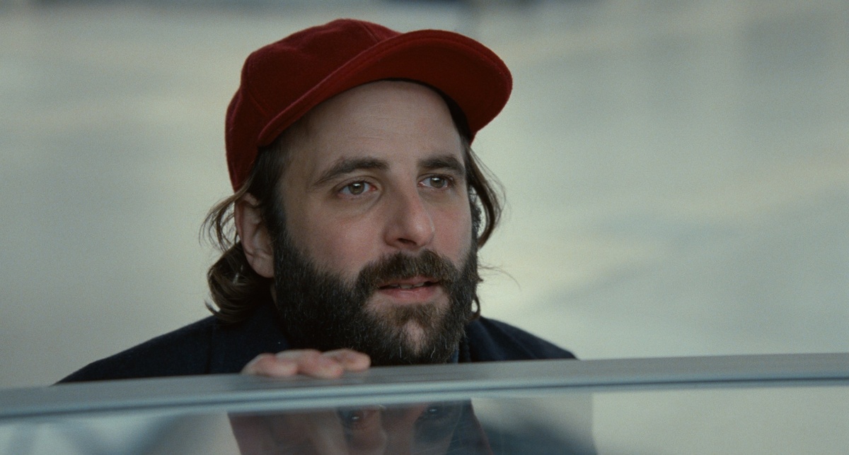 Клеман не может оторвать взгляд от Моны