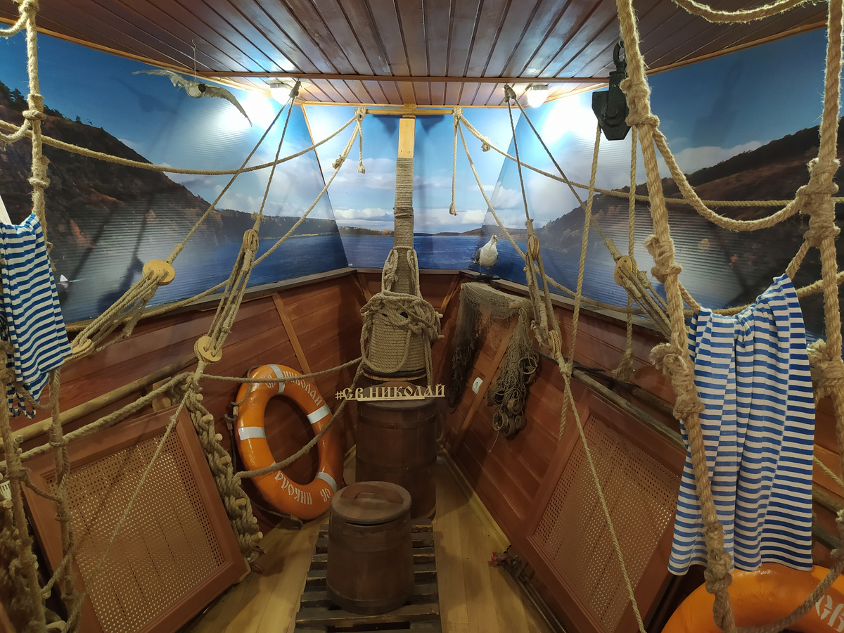 Реконструкция матросского кубрика. Здесь отдыхали до 30 человек по очереди!