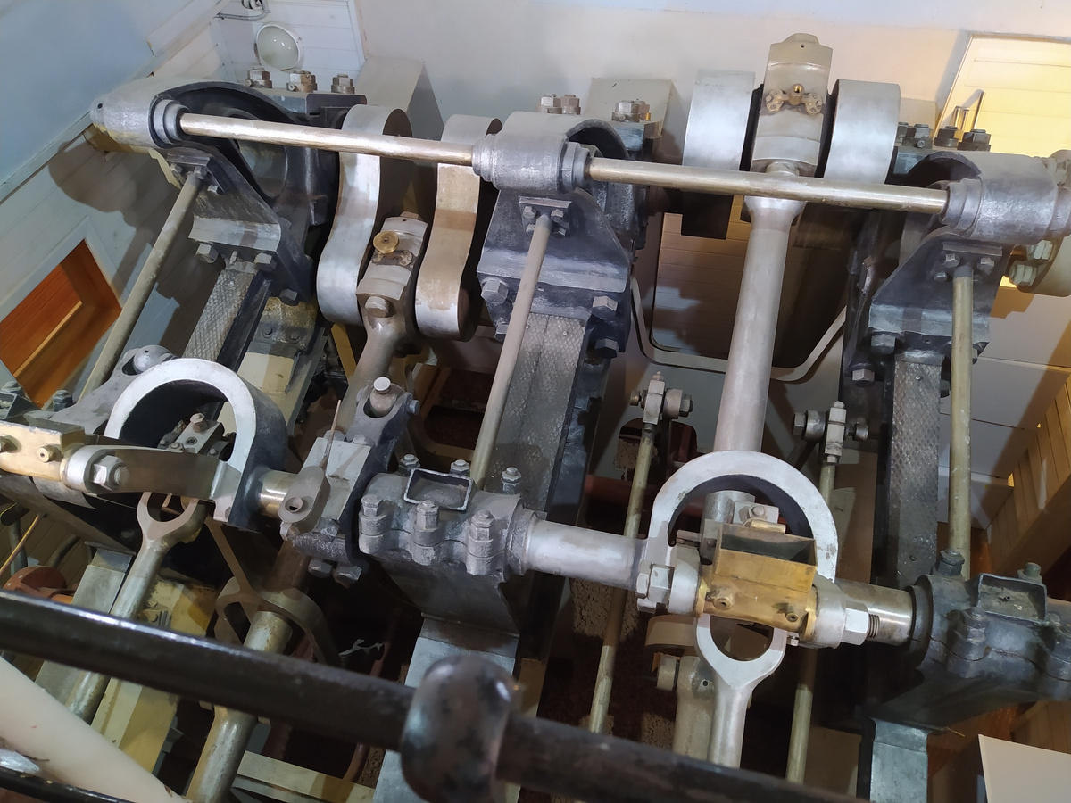 Новейшая по тем временам и супер прогрессивная машина парохода